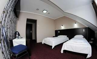Отель Hotel Mużakowski Ленкница Небольшой двухместный номер с 2 отдельными кроватями-1